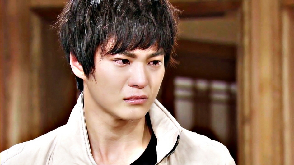 Nhắc đến ấn tượng về những cảnh khóc của các nam thần trên màn ảnh Hàn Quốc thì chắc chắn không thể quên được nam diễn viên Joo Won trong phim 'Quý tử nhà nông'. Dù vào các vai khác nhau nhưng Joo Won luôn được đánh giá cao về diễn xuất nhất là những cảnh khóc chạm đến đáy lòng khán giả. Cách diễn chân thật, nhập tâm vào vai diễn bất chấp hình ảnh có bị xấu trên truyền hình hay không chính là ưu điểm của Joo Won khiến nhiều khán giả yêu thích.