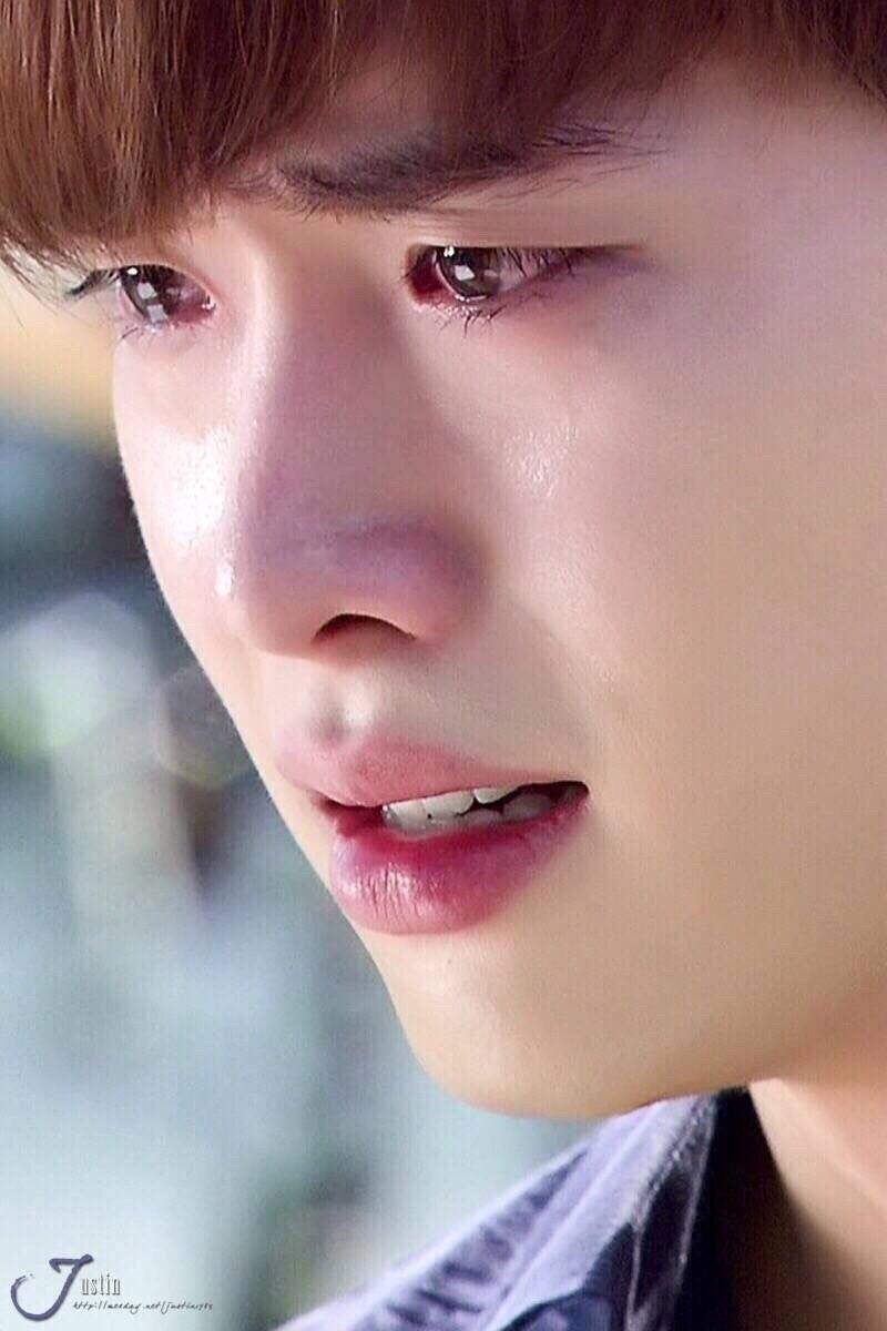 Lee Jong Suk cũng thuộc top nam thần phái thực lực nhất là diễn cảnh khóc đều đem lại cảm giác chân thực từ ánh mắt đến biểu cảm khiến khán giả thắt lòng.
