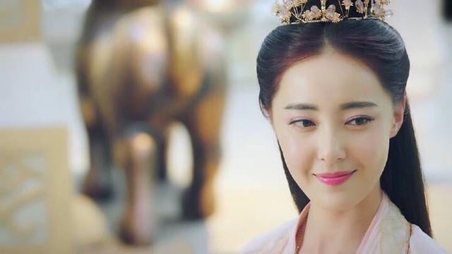 Mễ Lộ sở hữu gương mặt ăn hình cùng diễn xuất tốt, cô cũng là một trong những mỹ nhân có tạo hình ấn tượng vai Hằng Nga trong phim'Đại thoại tây du mối tình vạn năm'.