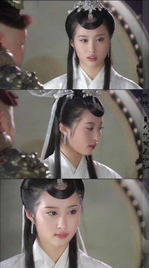 Lý Hân Nhữ cũng hóa Hằng Nga trong phim Bảo liên đăng tiền truyện'. Dù chỉ xuất hiện chớp nhoáng nhưng Lý Hân Nhữ vẫn gây ấn tượng với nhan sắc xinh đẹp đậm chí chất 'thần tiên tỷ tỷ'.