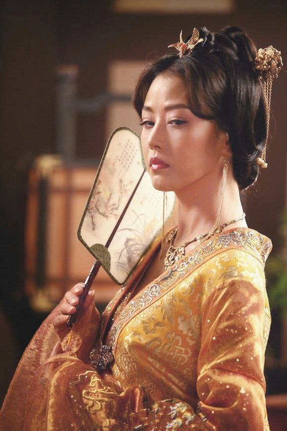 Châu Hải My hơi bị dìm trong bức ảnh tạo hình với chiếc quạt khiến người hâm mộ thất vọng