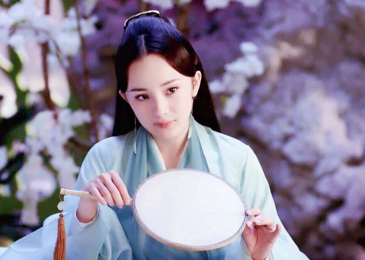 Dương Mịch chuẩn thần thái tiên tử trong khoảnh khắc cầm quạt tròn ở phim 'Tam sinh tam thế, Thập lý đào hoa'.