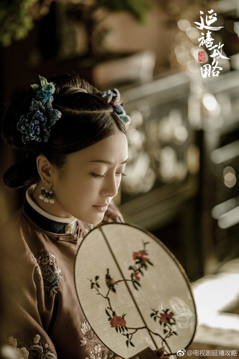 Chắc chắn không thể quên được Phú Sát hoàng hậu Tần Lam trong phim Diên Hy Công Lược khi cầm chiếc quạt tròn cùng với phong thái dịu dàng của bậc mẫu nghi thiên hạ khiến nhiều người khó quên.