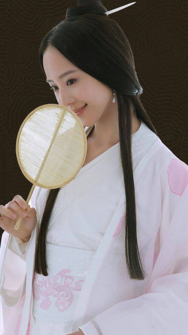Trương Quân Ninh không cần trang sức rườm rà mà vẫn đẹp dịu dàng cùng chiếc quạt nhỏ xinh.