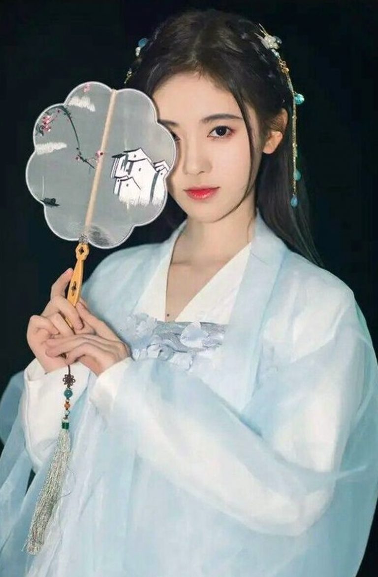 Cúc Tịnh Y cũng đẹp đến mê mẩn như nàng tiểu thư nhà quý tộc trong trang phục màu xanh nhạt cùng chiếc quạt tròn hình hoa mới lạ