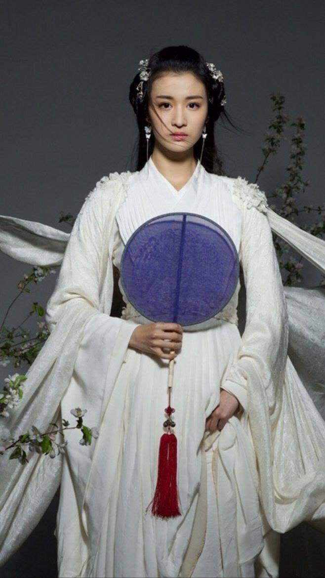 Vương Sở Nghiên cũng có khoảnh khắc xinh đẹp với phong cách khi cầm quạt.