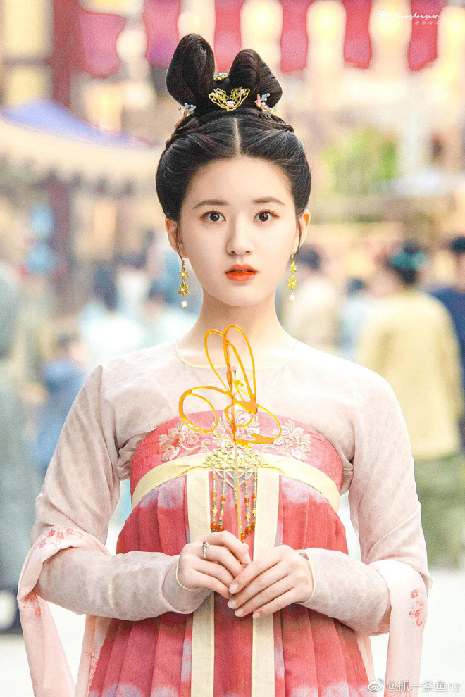 Nhắc đến tạo hình công chúa không thể không nhắc đến 'thánh nữ xuyên không' Triệu Lộ Tư. Sở hữu nhan sắc đáng yêu, Triệu Lộ Tư không khiến người hâm mộ thất vọng khi vào vai công chúa Lý Lạc Yên trong Trường Ca Hành.