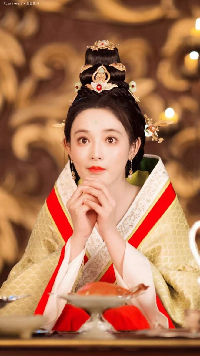 Chắc chắn một nhân vật gây ám ảnh trong màn ảnh Hoa ngữ không thể không nhắc đến công chúa Tiểu Phong trong Đông Cung do Bành Tiểu Nhiễm đóng. Dù diễn xuất chưa nhận được đánh giá cao nhưng không thể phủ nhận nhan sắc rực rỡ của Bành Tiểu Nhiễm trong phim này.