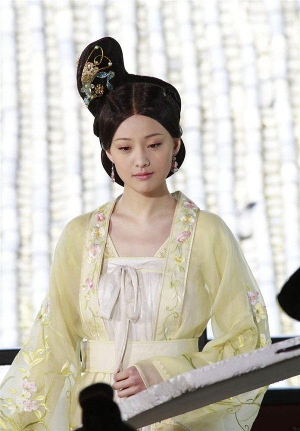 Chắc chắn bị chê bai nhiều nhất là Trịnh Sảng khi vào vai Thái Bình Công Chúa trong phim cùng tên 'Thái Bình công chúa bí sử'. Nhiều người chê bai tạo hình công chúa của Trịnh Sảng quê mùa như cung nữ.