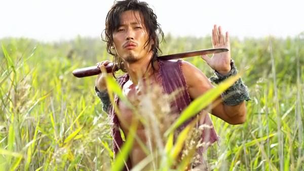 Jang Hyuk với kiểu tóc đến ngang vai xoăn sóng kết hợp với phong cách bụi bặm tăng vẻ phong trần, quyến rũ của nam diễn viên này.