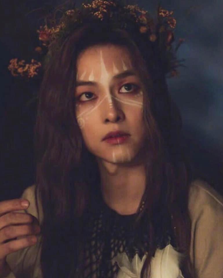 Không chỉ đánh son môi mà Song Joong Ki còn để tóc dài khiến dân tình 'điêu đứng' vì quá...xinh!