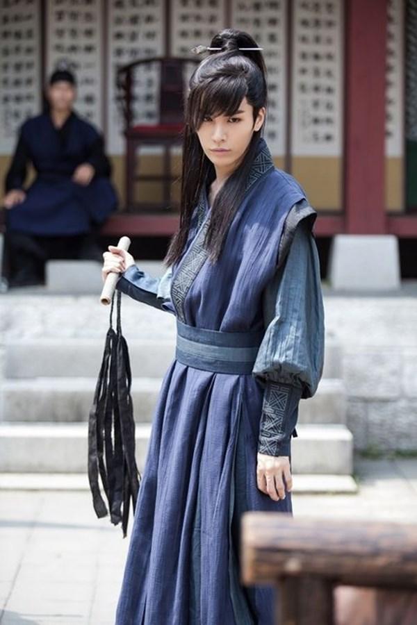 Noh Min Woo lại càng đẹp hút hồn với kiểu tóc dài trong The Sword and the Flower.