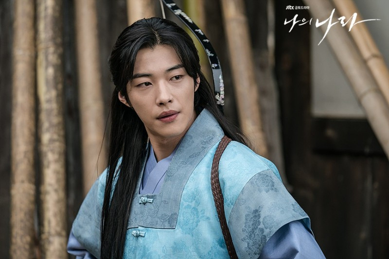 Woo Do Hwan dù không phải đẹp xuất sắc nhưng tạo hình tóc dài cổ trang lại mang đến cho Woo Do Hwan hình ảnh mạnh mẽ và đầy sắc bén.