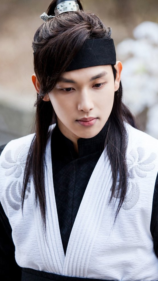 Im Si Wan cũng tạo hình tóc dài trong bộ phim The King In Love tạo ra vẻ đẹp lãng tử khiến khán giả khó quên.