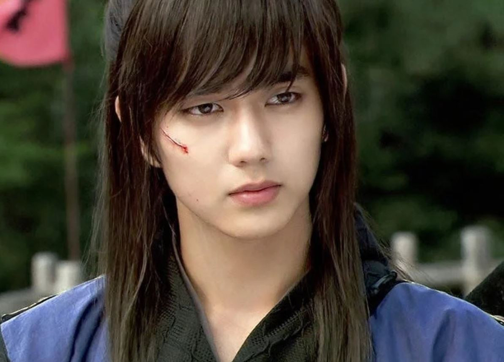 Yoo Seung Ho được mệnh danh là mỹ nam cổ trang khi xuất hiện trong loạt phim này từ khi còn nhỏ. Dù hiếm khi để tóc dài thêm cả mái nhưng không thể phủ nhận đây là kiểu tóc rất hợp với gương mặt phúng phính của Yoo Seung Ho.
