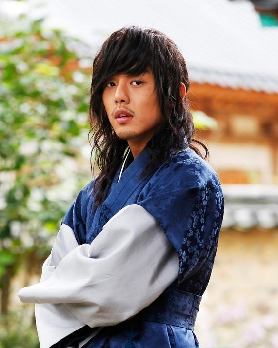 Yoo Ah In để kiểu tóc xoăn dài trong 'Chuyện tình ở Sungkyunkwan'tạo ra vẻ phong trần khiến nhiều người bị cuốn hút.