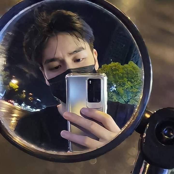 Hồ Nhất Thiên cũng độc đáo với phong cách chụp ảnh tự sướng qua gương xe