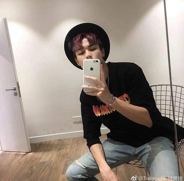 Lâm Ngạn Tuấn dù không lộ hết gương mặt nhưng vẫn có thể thấy được khí chất cực ngầu.