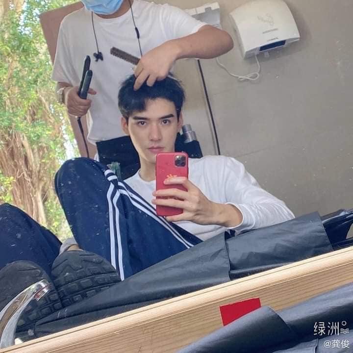 Cung Tuấn với tư thế chụp ảnh trông rất 'bố đời' nhưng vẫn đẹp hết nấc khi để mặt mộc