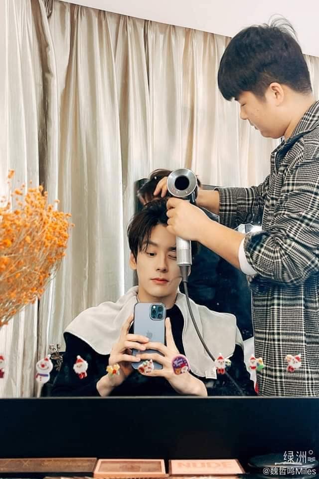 Ngụy Triết Minh cũng nổi bật với làn da trắng cũng gương mắt đậm khí chất của 'tiểu thịt tươi'