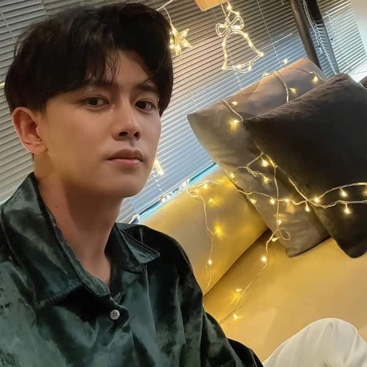 'Ông bố bỉm sữa' Nhậm Gia Luân cũng lộ gương mặt trẻ trung, đẹp trai khiến fan nữ chỉ muốn 'rụng trứng'.