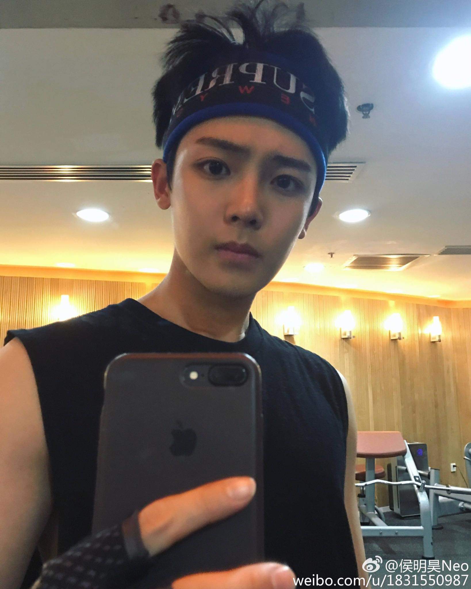 Hầu Minh Hạo lộ gương mặt 'búng ra sữa' trong ảnh selfie.