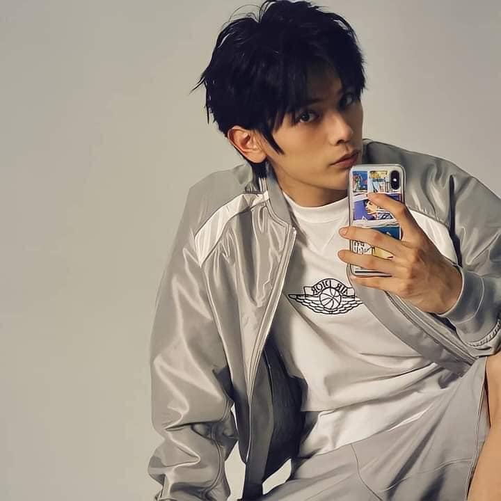 Đinh Vũ Hề cũng thể hiện thần thái ngầu khiến người hâm mộ thích thú.