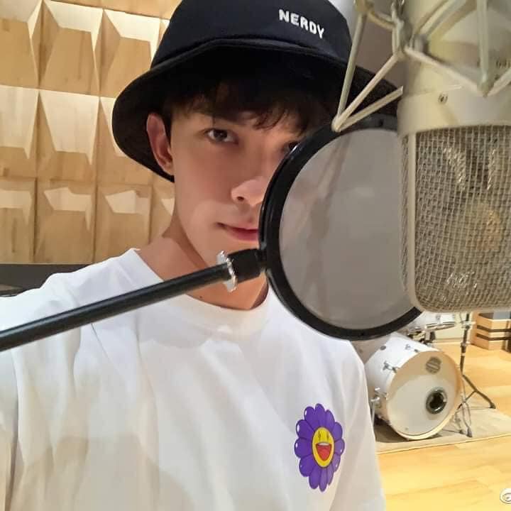 Dù chỉ lộ nửa gương mặt nhưng không làm mất đi vẻ đep trai của Ngô Lỗi.