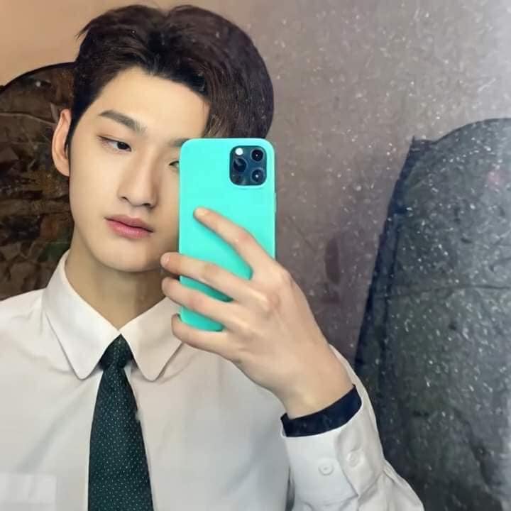 Lưu Đặc cũng khiến hội chị em muốn 'ngất xỉu' với khoảnh khắc chụp ảnh tự sướng.