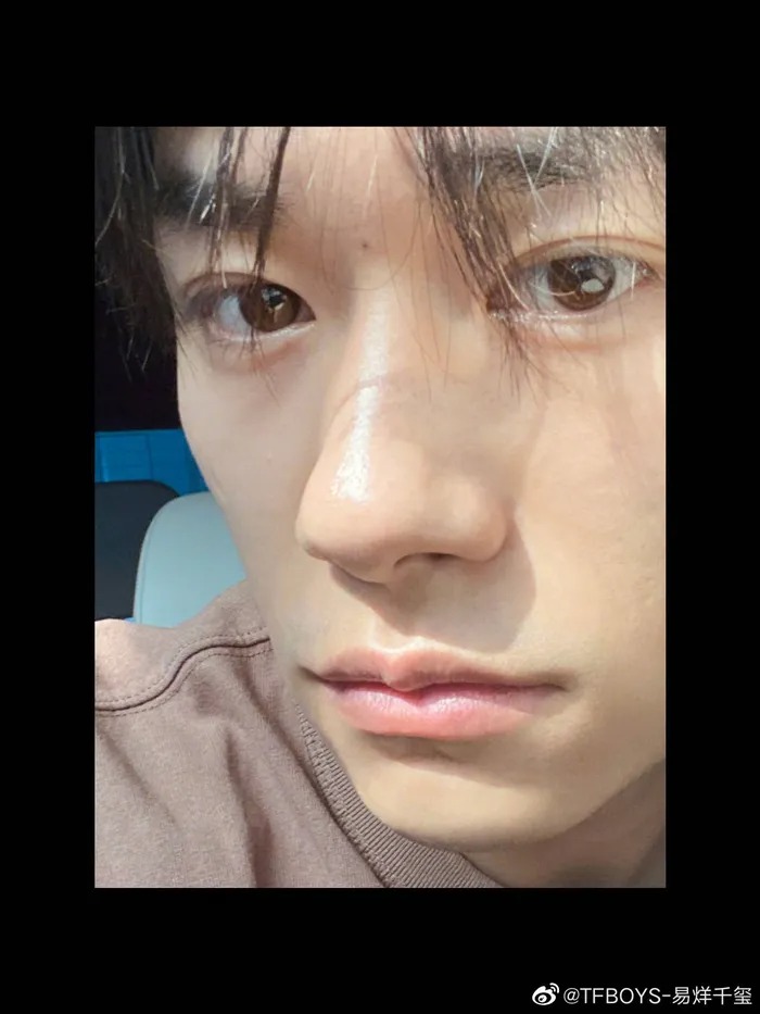 Dịch Dương Thiên Tỷ khiến hội chị em ghen tụ với làn da mịn màng cùng đôi môi quyến rũ trong bức ảnh tự sướng.