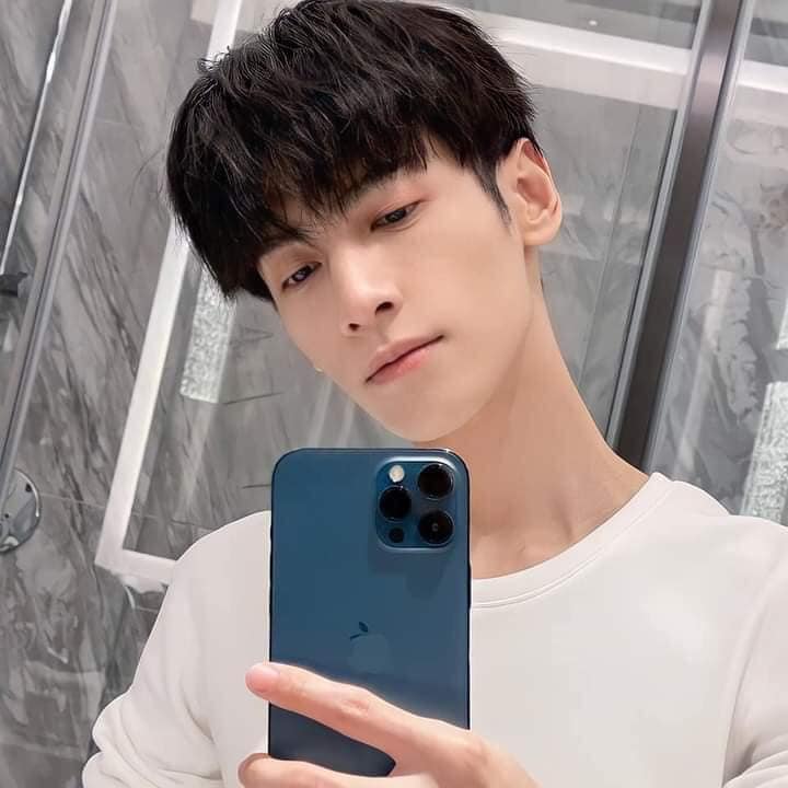 La Vân Hi cũng chuộng phong cách chụp ảnh tự sướng trong phòng tắm nổi bật nhan sắc đẹp trai đến mê hồn.