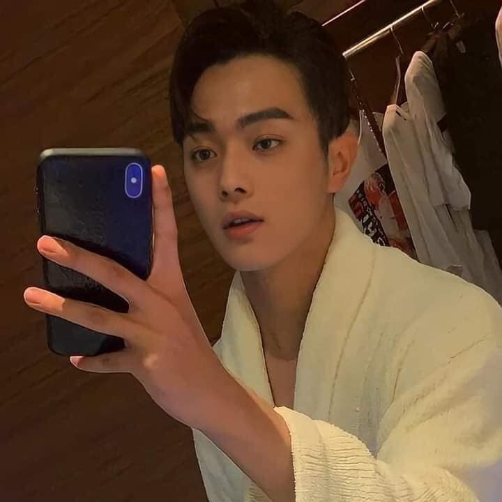 Hứa Khải không bao giờ khiến người hâm mộ thất vọng về nhan sắc đặc biệt với khoảnh khắc chụp ảnh tự sướng với áo tắm càng tăng lên vẻ quyến rũ khiến hội chị em mê mẩn.