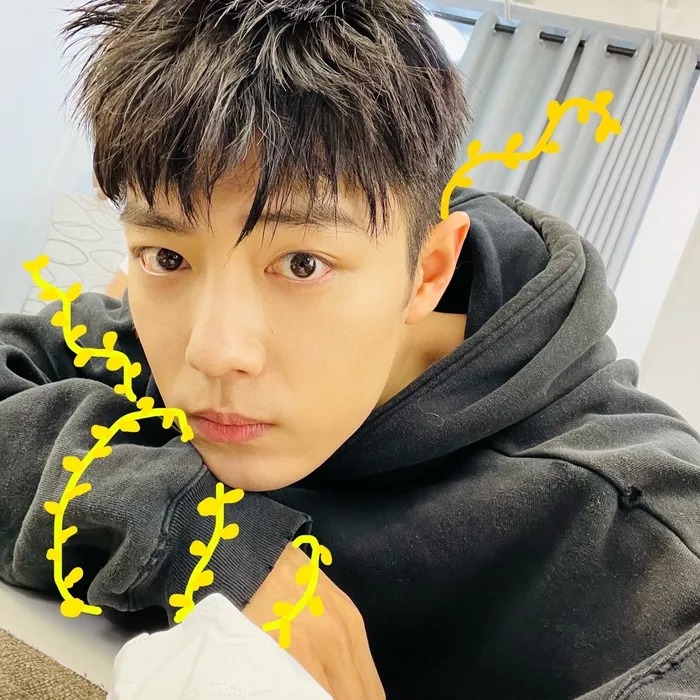 Tiêu Chiến đáng yêu trong bức ảnh tự sướng khiến fan nữ ào ạt vào nhận chồng.