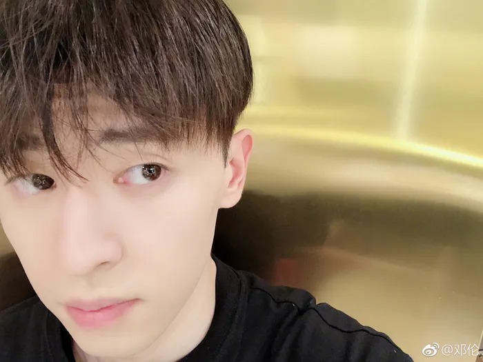 Chắc chắn không thể quên được nhan sắc cực phẩm của nam thần Đặng Luân trong bức ảnh chụp tự sướng.