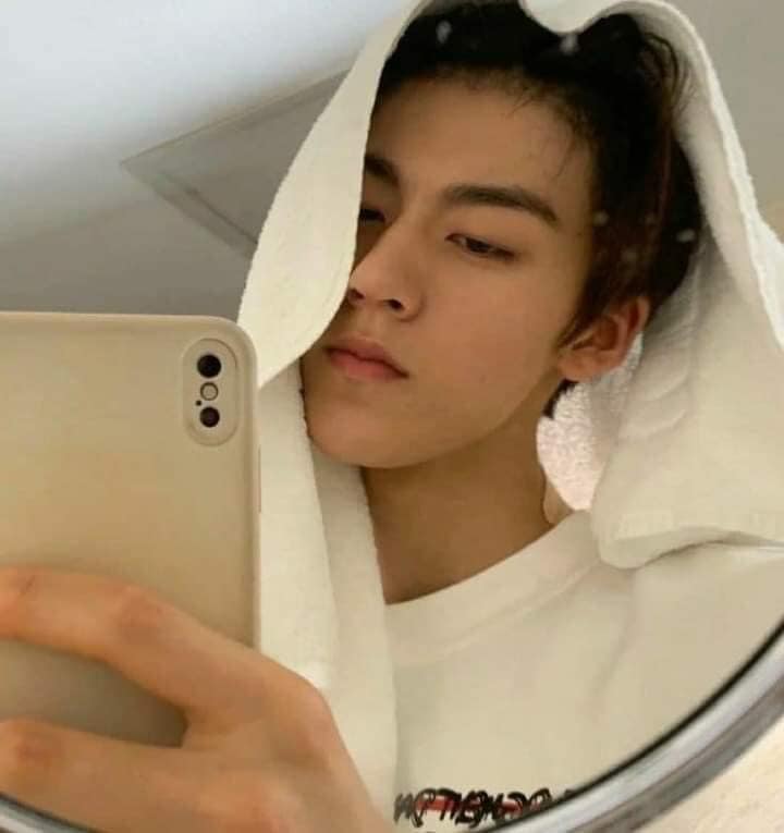 Nhâm Thế Hào cũng sáng tạo không kém khi đội khăn tắm để chụp ảnh tự sướng khiến fan thích thú.