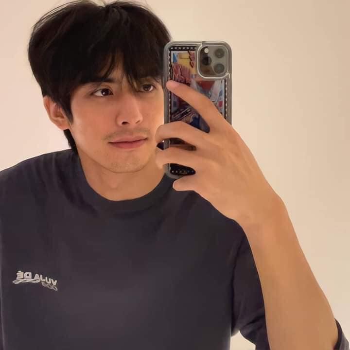 Tống Uy Long sao lại để râu ria xồm xoàm như từ đảo về thế này.