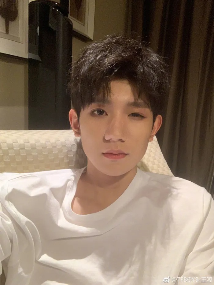 Vương Nguyên vẫn rất đẹp trai dù bị muỗi đốt.