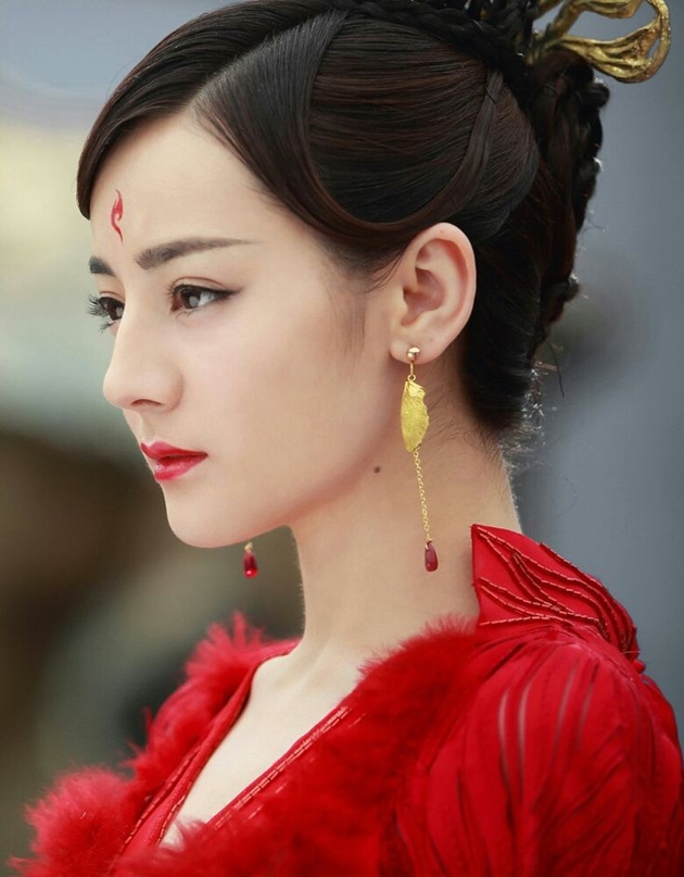 Địch Lệ Nhiệt Ba dù không được đánh giá cao về diễn xuất nhưng nhan sắc xinh đẹp cùng sự cao quý trong con người Địch Lệ Nhiệt Ba khi trở thành tân Nữ đế của Thanh Khâu khiến khán giả mê hồn.