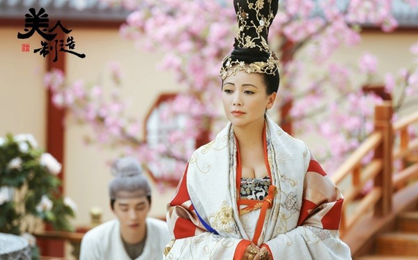 Đặng Tụy Văn cũng nằm trong dàn mỹ nhân sở hữu vẻ đẹp gợi cảm khi vào vai nữ vương phiên bản Võ Tắc Thiên ở phim 'Chế tạo mỹ nhân'.