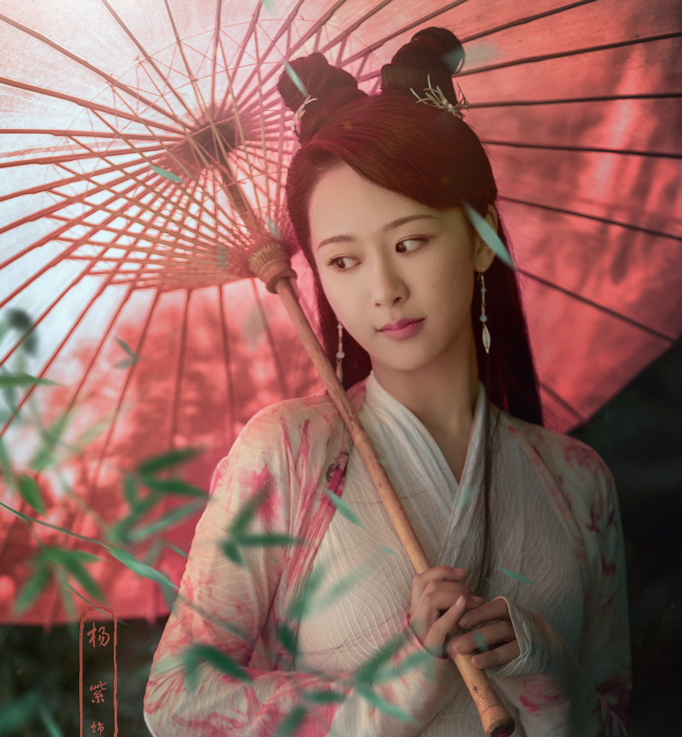 Nhắc đến kiểu tóc 'sừng trâu' của mỹ nhân Cbiz cổ trang thì chắc chắn không thể không nhắc đến Đàm Tùng Vận trong phim 'Thiên chi kê bạch xà truyền thuyết'. Vốn sở hữu nhan sắc xinh đẹp, gương mặt trẻ trung, Dương Tử với tạo hình tóc sừng trâu càng khiến người hâm mộ yêu thích.