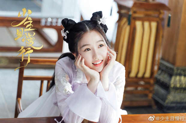 Ngu Thư Hân cũng góp mặt trong dàn mỹ nhân cổ trang trên màn ảnh Hoa ngữ theo mốt tóc sừng trâu. Vốn đã sở hữu tính cách nhí nhảnh, học trò của Lisa trong chương trình Thanh Xuân có bạn 2 đã xuất hiện vào vai Điền Tam Thất ở phim 'Thiếu chủ đi chậm thôi' để tóc hai sừng trông khá 'tấu hài' nhưng lại được người hâm mộ thích thú.