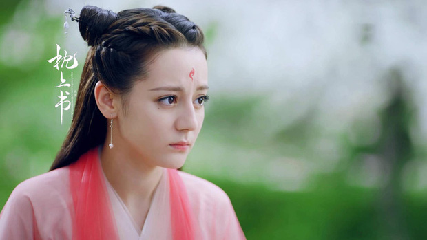 Địch Lệ Nhiệt Ba vốn là mỹ nhân Tân Cương xinh đẹp bất chấp mọi góc chết. Chưa bao giờ nữ diễn viên sinh năm 1992 khiến người hâm mộ thất vọng về nhan sắc của mình. Xuất hiện trong phim Tam sinh tam thế, Chẩm thượng thư, Địch Lệ Nhiệt Ba cũng hóa hồ ly Bạch Phượng Cửu nhí nhảnh, đáng yêu trong kiểu tóc sừng trâu.