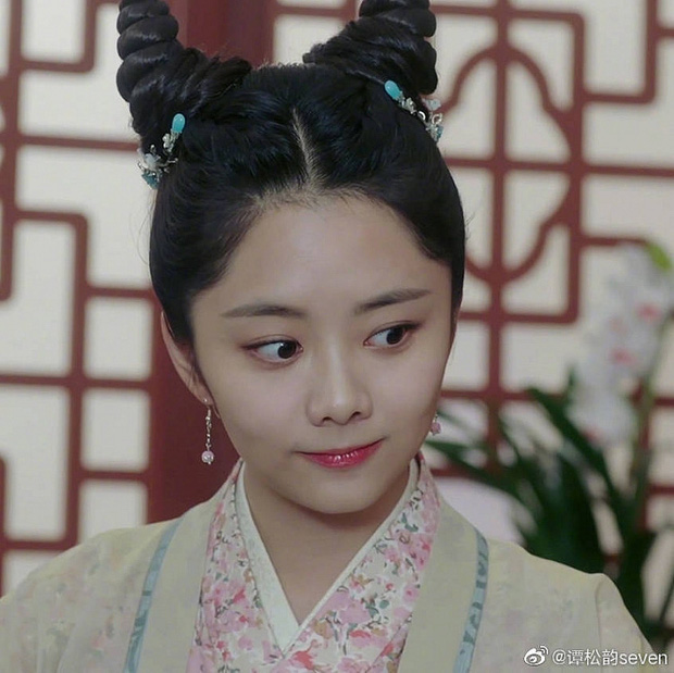 Chắc chắn không thể quên Đàm Tùng Vận với kiểu tóc sừng trâu trong phim 'Cẩm y chi hạ'. Đây đúng là kiểu tóc khiến mỹ nhân Cbiz 'hack tuổi' đỉnh cao cộng thêm tính cách thêm lém lỉnh, lanh lợi tạo dấu ấn riêng trong lòng khán giả.