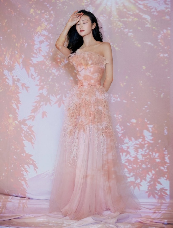 Cảnh Điềm không hổ là 'đệ nhất mỹ nhân Bắc Kinh' khi diện chiếc váy màu hồng phấn nhẹ nhàng nhưng không thiếu phần sang chảnh.