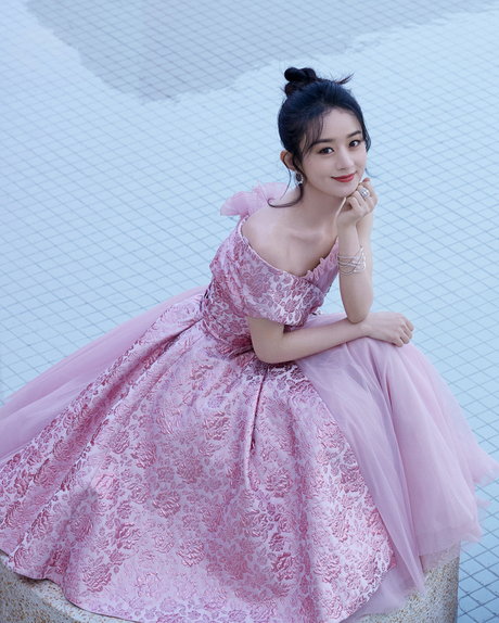 Triệu Lệ Dĩnh ngày càng xinh đẹp khiến người hâm mộ mất hồn trong chiếc đầm màu hồng.