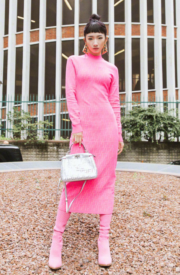 Tuy nhiên, đến Mạnh Mỹ Kỳ lại nhận nhiều lời chê bai khi diện váy màu hồng. Không ít lời chê chiếc váy sến súa kèm theo phụ kiện rườm rà, boots và túi xách ánh kim không phù hợp tạo nên tổng thể bị dìm không thương tiếc.