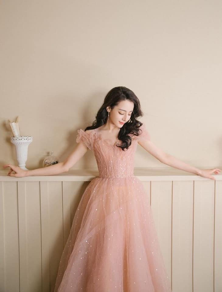 Địch Lệ Nhiệt Ba chưa bao giờ khiến người hâm mộ thất vọng với nhan sắc không góc chết. Diện váy màu hồng, mỹ nhân Tân Cương càng thêm nổi bật vẻ đáng yêu, ngọt ngào.