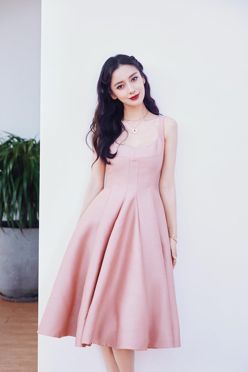 Nhờ nhan sắc xinh đẹp cùng khí chất sang chảnh, Angela Baby vẫn luôn là mỹ nhân được hãng thời trang Dior ưu ái. Diện váy màu hồng, bà xã Huỳnh Hiểu Minh nhẹ nhàng như nàng công chúa khiến người hâm mộ bị mê mẩn.