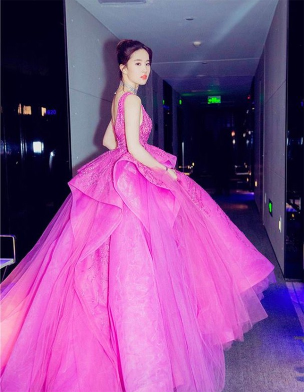 Lưu Diệc Phi không hổ là 'thần tiên tỷ tỷ' của làng giải trí Hoa ngữ khi sở hữu nhan sắc xinh đẹp nổi bật trong đầm màu hồng đậm như công chúa bước vào lễ hội.
