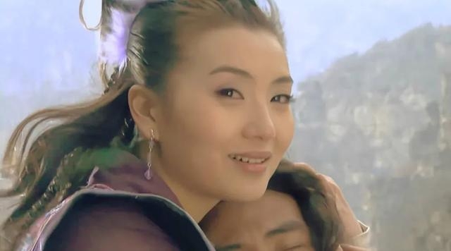 Trong phim 'Thiên Long Bát Bộ' cũng xuất hiện cảnh Cảnh A Tử (Trần Hảo) ôm Tiêu Phong nhảy xuống vực rời xa chốn giang hồ hỗn loạn khiến người xem rơi nước mắt.